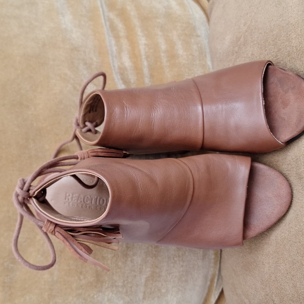 Reaction Kenneth Cole "Reach For The Stars" Tan Leather Peep-Toe Mules